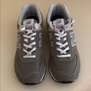 New Balance men’s tennis shoes. Size 9